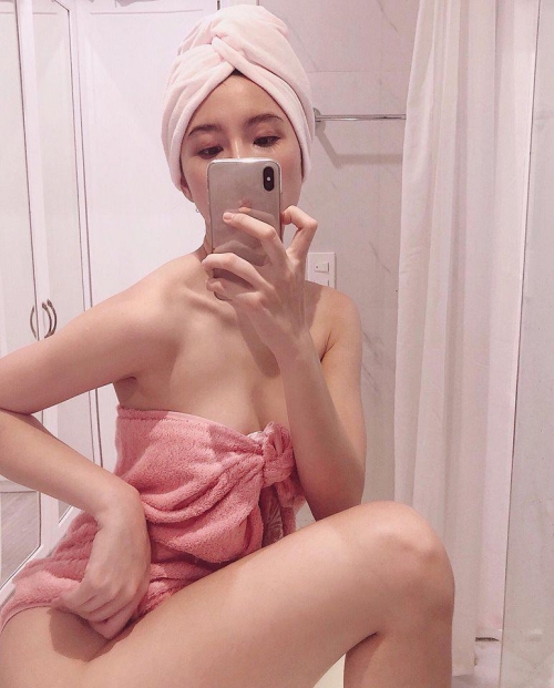 Áo choàng tắm mới là ‘hot trend’ của các sao Việt