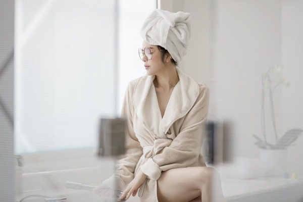 Áo choàng tắm mới là ‘hot trend’ của các sao Việt